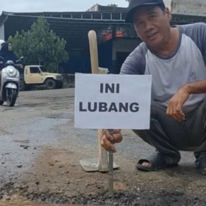 Hari Pertama Ramadan, Warga Seluma Sisihkan Uang Takjil Tambal Jalan Nasional Berlubang Hari Pertama Ramadan, Warga Seluma Sisihkan Uang Takjil Tambal Jalan Nasional Berlubang