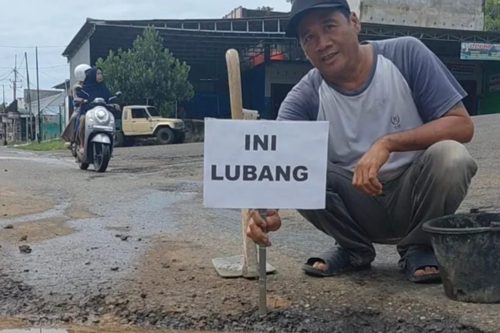 Hari Pertama Ramadan, Warga Seluma Sisihkan Uang Takjil Tambal Jalan Nasional Berlubang