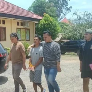 Humas PT SIL Ditangkap Edarkan Ganja, Anak Mantan Kades Lunjuk Diciduk di Jembatan Pasar Seluma Humas PT SIL Ditangkap Edarkan Ganja, Anak Mantan Kades Lunjuk Diciduk di Jembatan Pasar Seluma