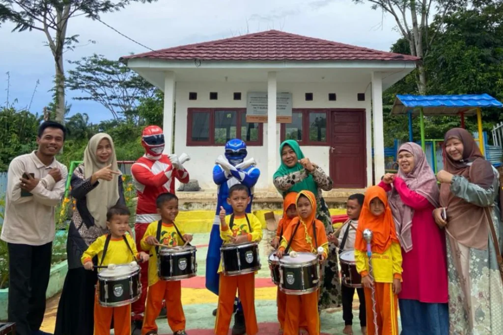 Inovasi Tiada Henti, Petugas SPPG Seluma Distribusikan MBG dengan Kostum Super Hero