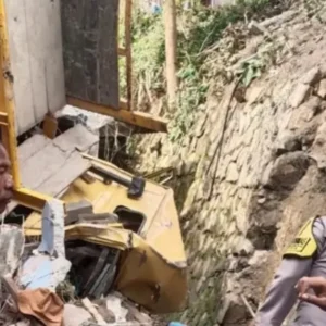 Rem Blong Picu Kecelakaan Truk di Blitar, Hantam Rumah Warga hingga Rusak Parah