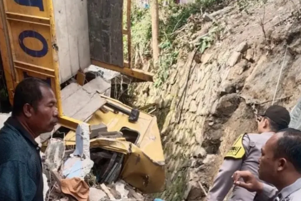 Rem Blong Picu Kecelakaan Truk di Blitar, Hantam Rumah Warga hingga Rusak Parah