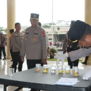 Seluruh Pamen Polda Bengkulu di Test Urine Usai Apel Bersama Seluruh Pamen Polda Bengkulu di Test Urine Usai Apel Bersama