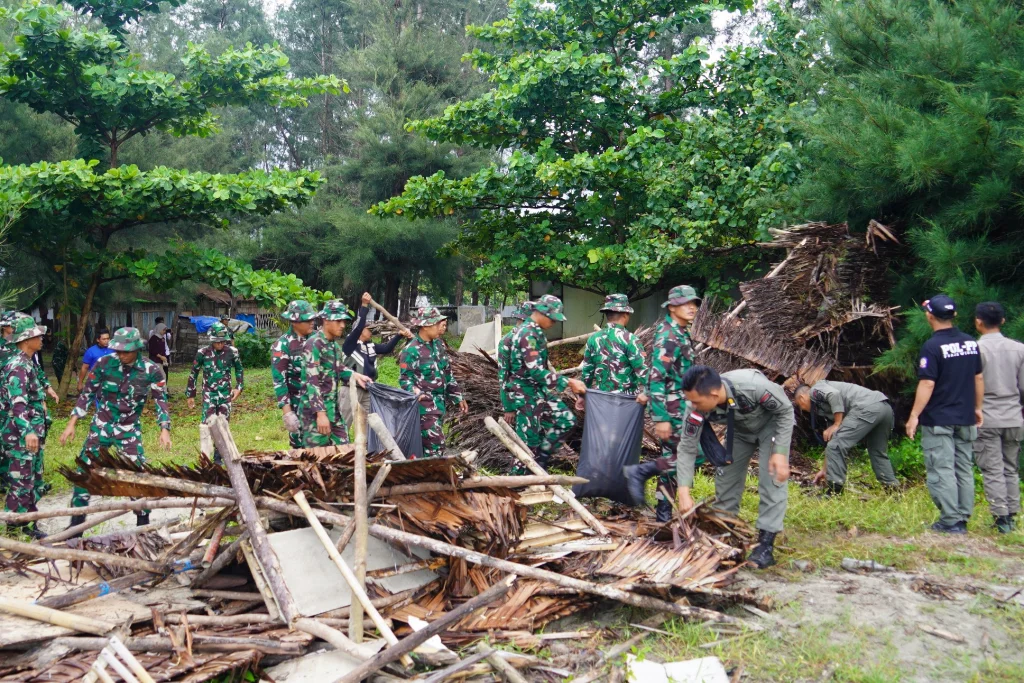 Sinergi TNI-Polri-Pemkot Bersihkan Kawasan Wisata Pantai Panjang: Wujudkan Bengkulu Bersih