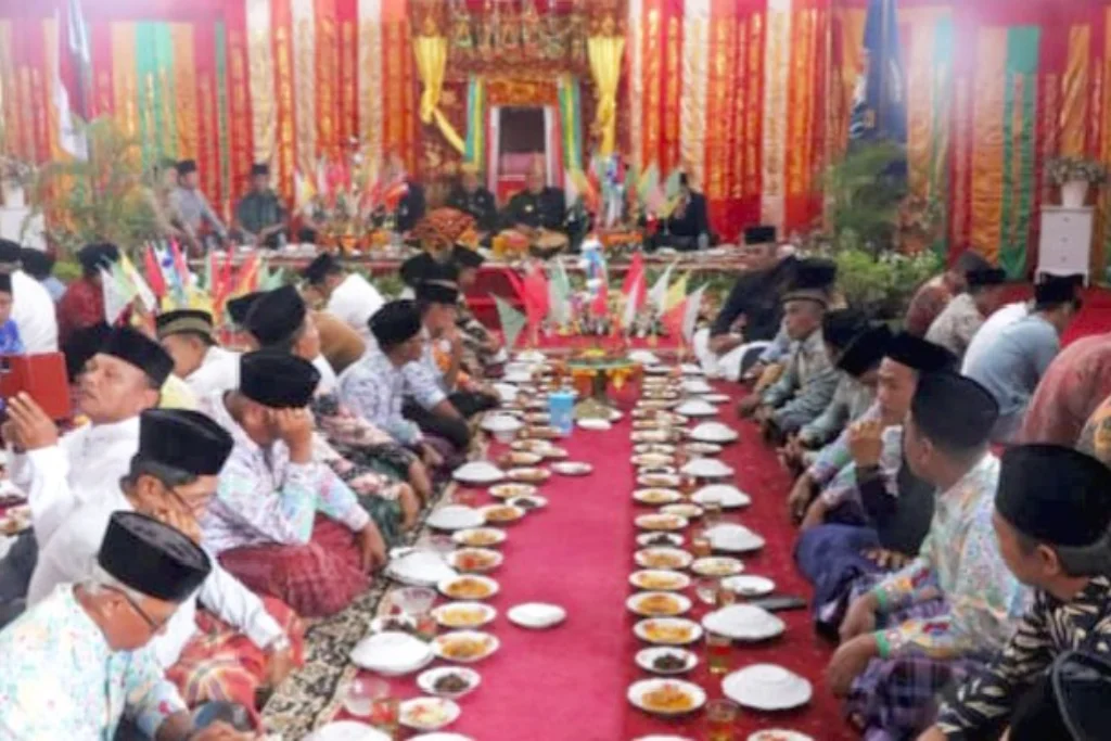 Syukuran Adat Khidmat Tandai HUT ke-23 Kabupaten Mukomuko, Bupati Ajak Pererat Persatuan