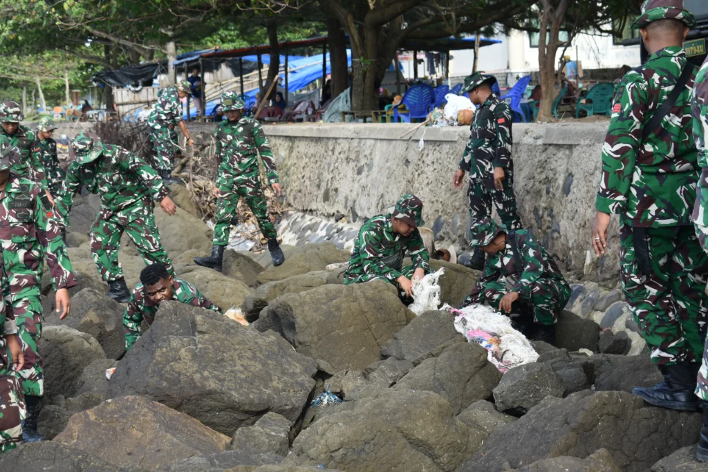 Tindak Lanjut Instruksi Presiden, Korem 041/Gamas Gelar Pembersihan Kawasan Wisata