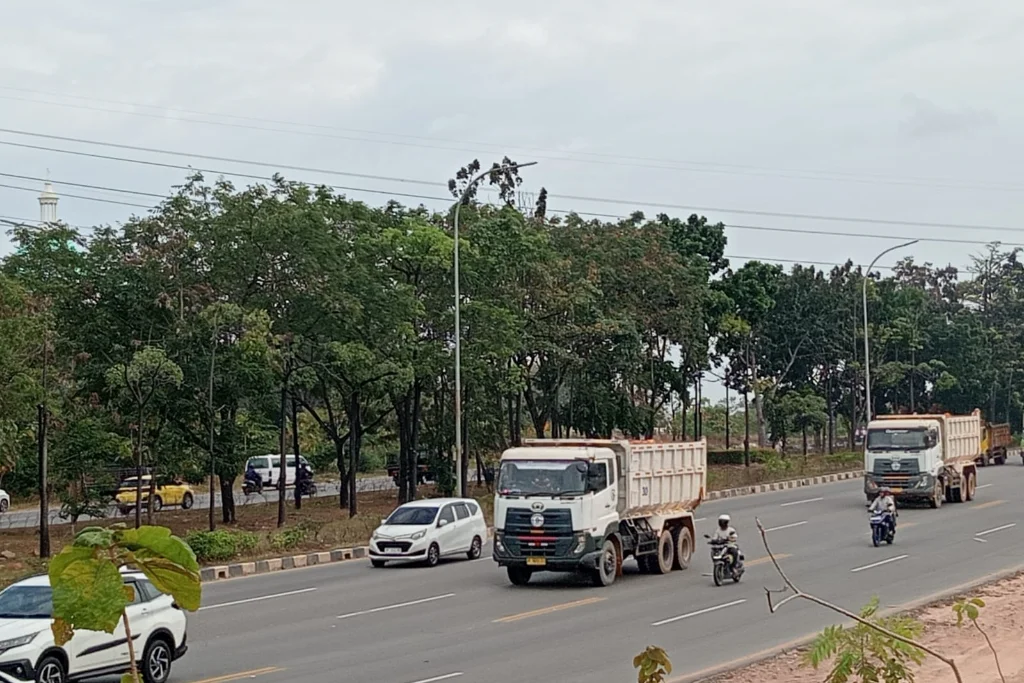 Truk ODOL Pengangkut Tanah di Batam Ugal-ugalan, Ancam Nyawa Pengguna Jalan