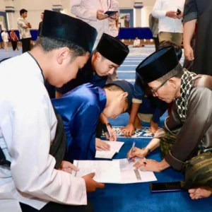 Walikota Amsakar Achmad Tarawih Perdana di Masjid Agung Raja Hamidah