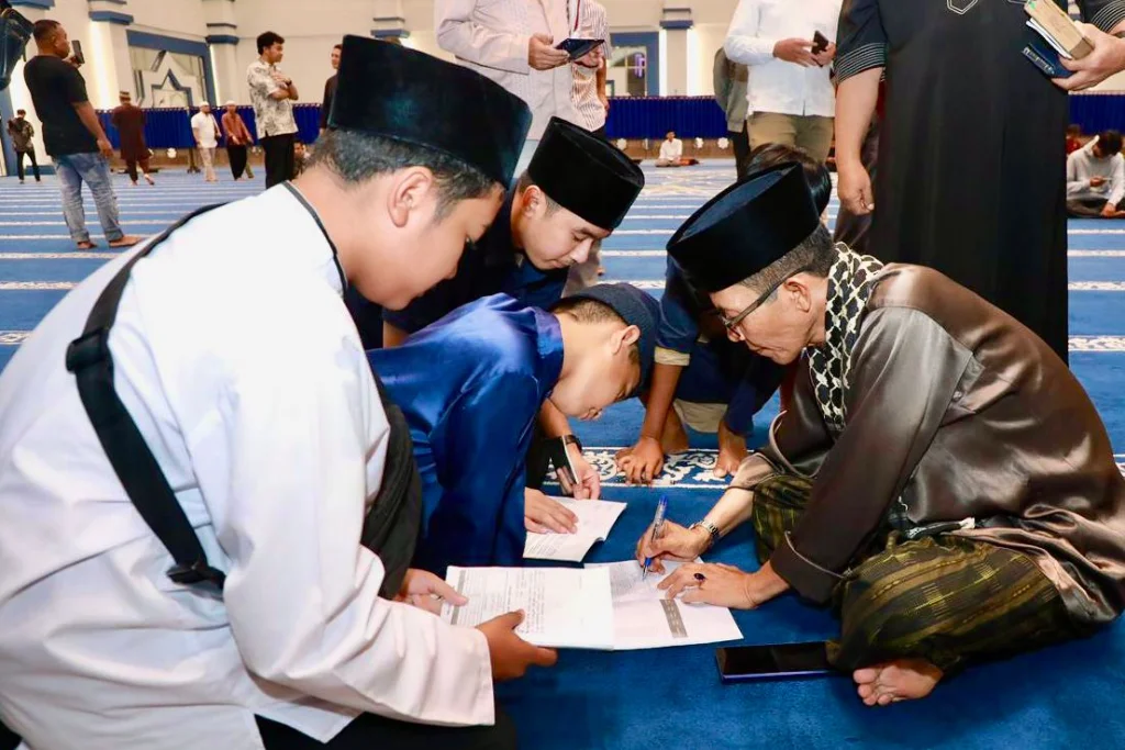 Walikota Amsakar Achmad Tarawih Perdana di Masjid Agung Raja Hamidah