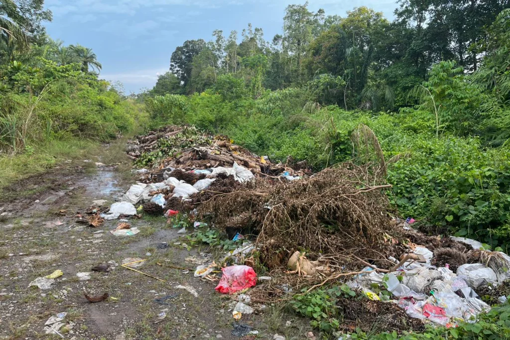 Warga Resah, Sampah Menggunung Tutupi Badan Jalan Bungamas–Sembayat