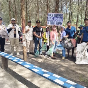 BPD dan Pemdes Kungkai Baru Kompak Bersih-Bersih Pantai Cemoro Sewu, Kunjungan Tembus 5 Ribu Wisatawan