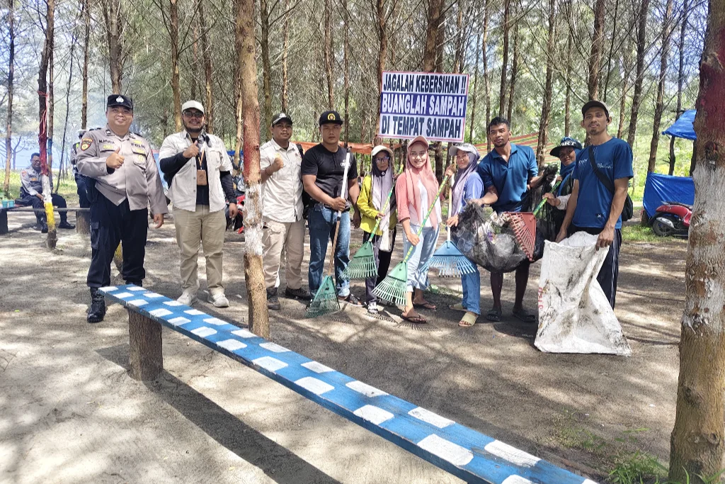 BPD dan Pemdes Kungkai Baru Kompak Bersih-Bersih Pantai Cemoro Sewu, Kunjungan Tembus 5 Ribu Wisatawan