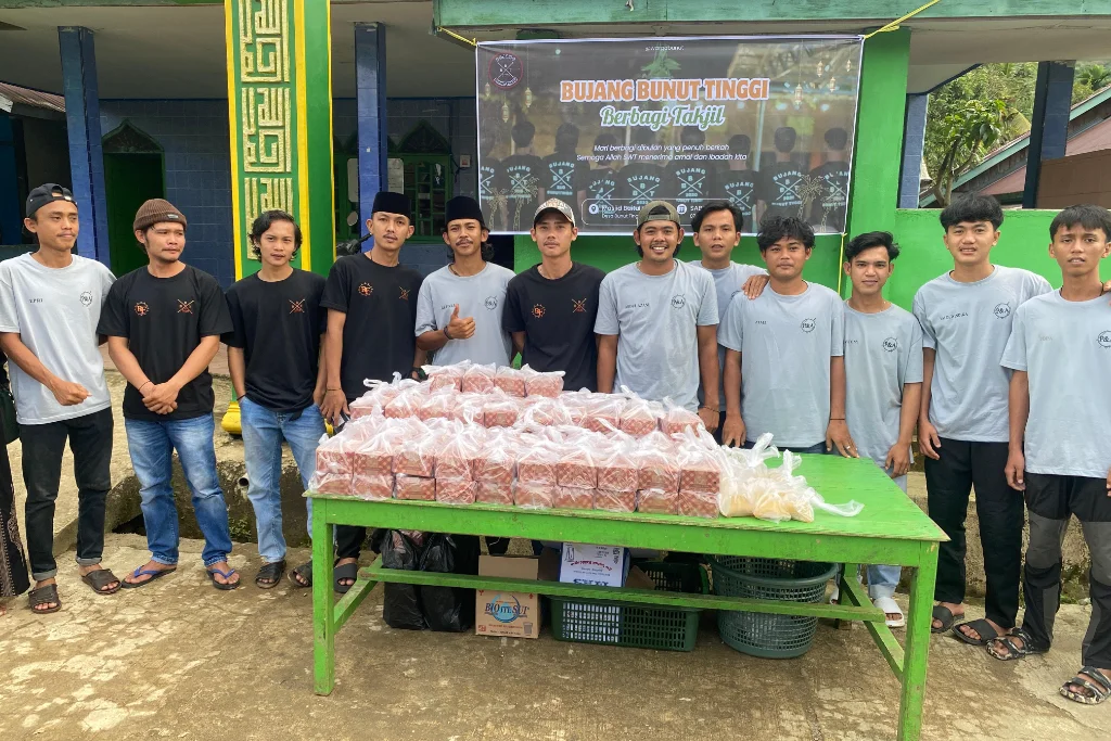 Bujang Bunut Tinggi Tebar Berkah Ramadhan, 150 Paket Takjil Dibagikan ke Warga