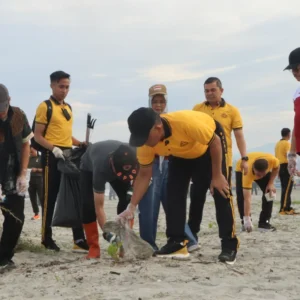 Kapolda Bengkulu Pimpin Ribuan Personel Bersihkan Objek Wisata Pasca-Lebaran