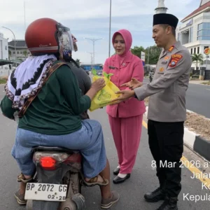 Kapolsek Batam Kota Hangatkan Ramadan dengan Takjil dan Buka Puasa Bersama Anak Yatim!