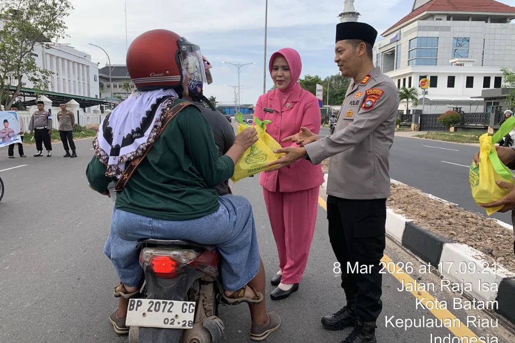 Kapolsek Batam Kota Hangatkan Ramadan dengan Takjil dan Buka Puasa Bersama Anak Yatim!