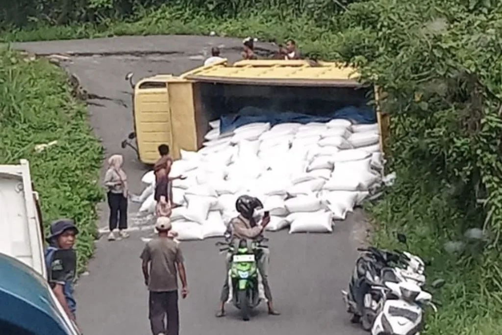 Kerusakan Jalan Talang Ratu Picu Kecelakaan Truk, Warga Resah