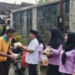 Ketua RT 03 Pimpin Aksi Bagi Takjil Gratis 500 Paket di Blitar, Simbol Kebersamaan Warga