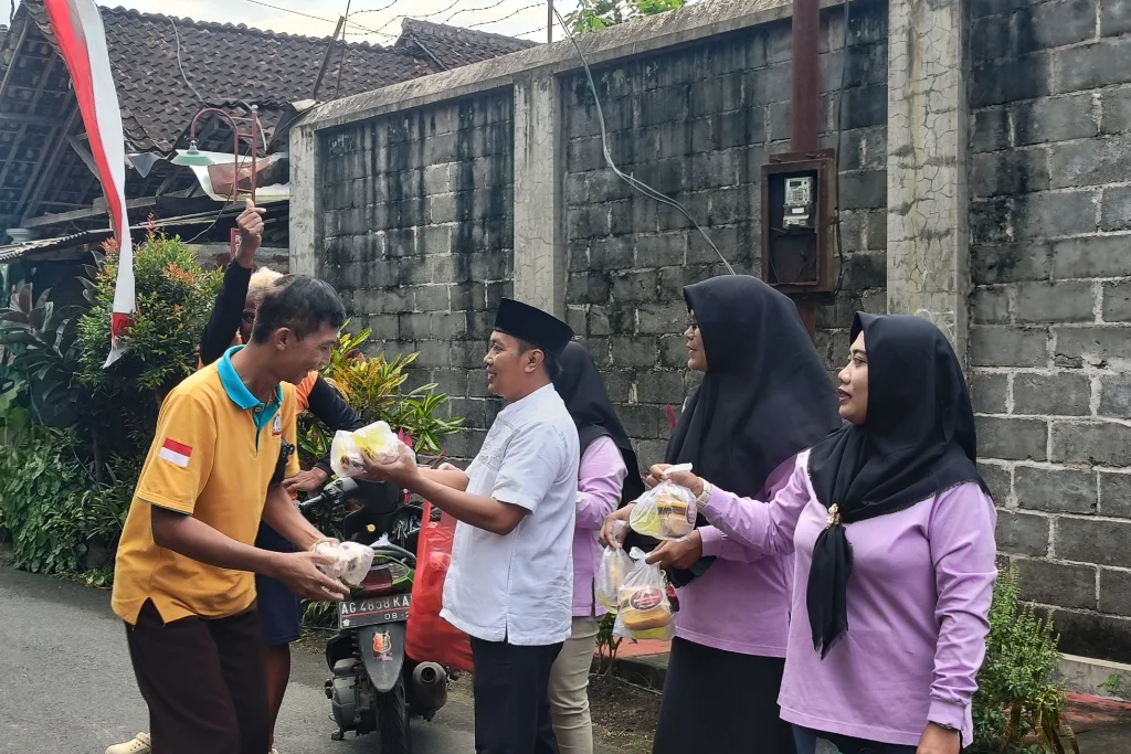 Ketua RT 03 Pimpin Aksi Bagi Takjil Gratis 500 Paket di Blitar, Simbol Kebersamaan Warga