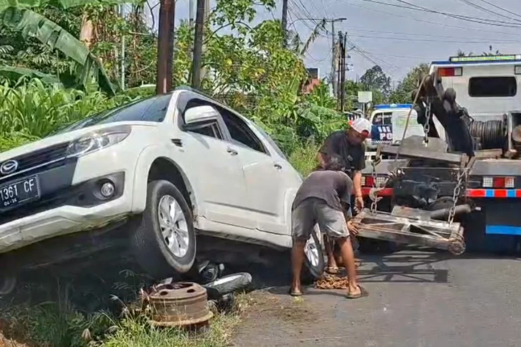 Mobil Terios Tabrak Ojol, Korban Luka Berat Dilarikan ke RS
