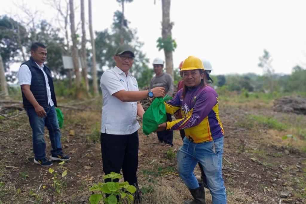 Pembagian Sembako Perhutani: Komitmen Jaga Kelestarian Hutan dan Kesejahteraan Pekerja
