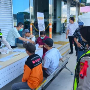 Polres Kota Blitar Pastikan Mudik Aman: Sopir Bus Lulus Tes Urine Polres Kota Blitar Pastikan Mudik Aman: Sopir Bus Lulus Tes Urine