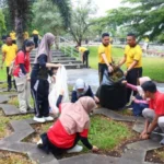 Polres Lebong Tingkatkan Kesadaran Lingkungan Lewat Aksi Bersih Taman Karang Nio