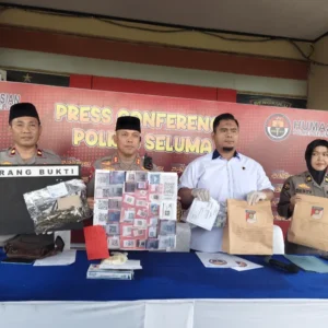 Polres Seluma Bongkar Penimbunan BBM Bersubsidi, Pelaku Pakai 37 Barcode Polres Seluma Bongkar Penimbunan BBM Bersubsidi, Pelaku Pakai 37 Barcode