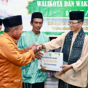 Wali Kota Batam Safari Ramadan di Pulau Karas, Serahkan Bantuan Masjid Al-Hidayah Walikota Batam Safari Ramadan di Pulau Karas, Serahkan Bantuan Masjid Al-Hidayah