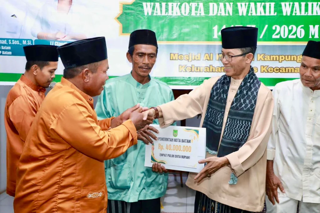 Walikota Batam Safari Ramadan di Pulau Karas, Serahkan Bantuan Masjid Al-Hidayah