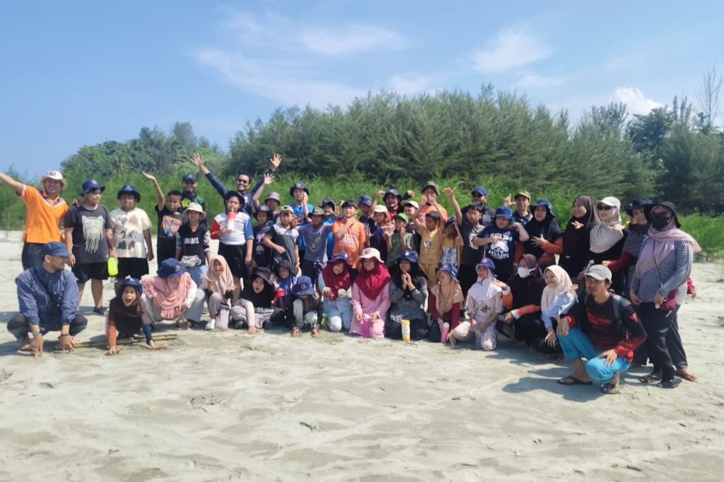 Petualang Cilik Jaga Alam, Siswa SD Alam Mahira Bengkulu Tanam Cemara di Kungkai Baru