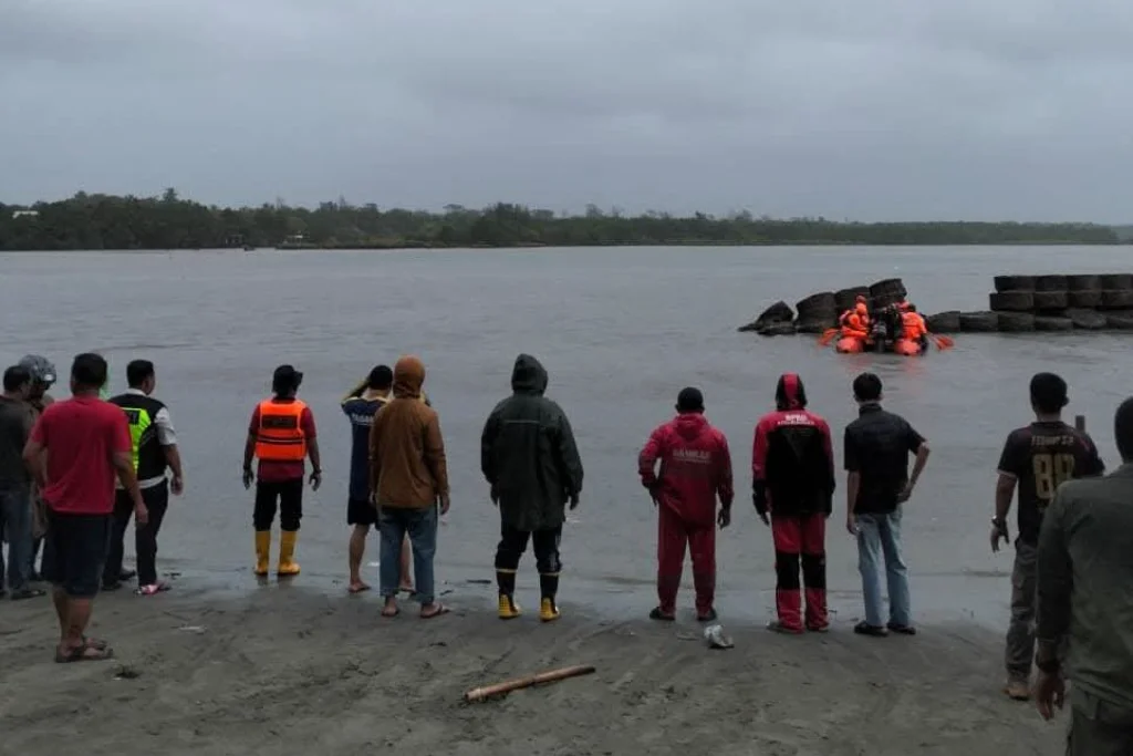 Cuaca Buruk Tenggelamkan Kapal Nelayan di Pantai Pasir Putih Bengkulu, 1 Belum Ditemukan