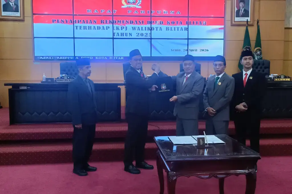 DPRD-Serahkan-Rekomendasi-LKPJ-Walikota-Blitar-2025-untuk-Penyempurnaan-Kinerja