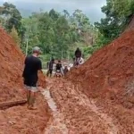 Jalan-Desa-Padang-Capo-Tertimbun-Longsor-Parah-Warga-Pasrah