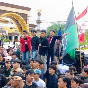 Mahasiswa Demo DPRD Provinsi Bengkulu, Bawa 13 Tuntutan, Bakar Ban dan Dorong Aparat Keamanan