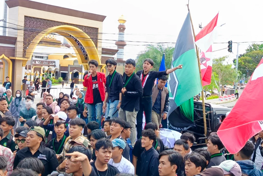 Mahasiswa Demo DPRD Provinsi Bengkulu, Bawa 13 Tuntutan, Bakar Ban dan Dorong Aparat Keamanan