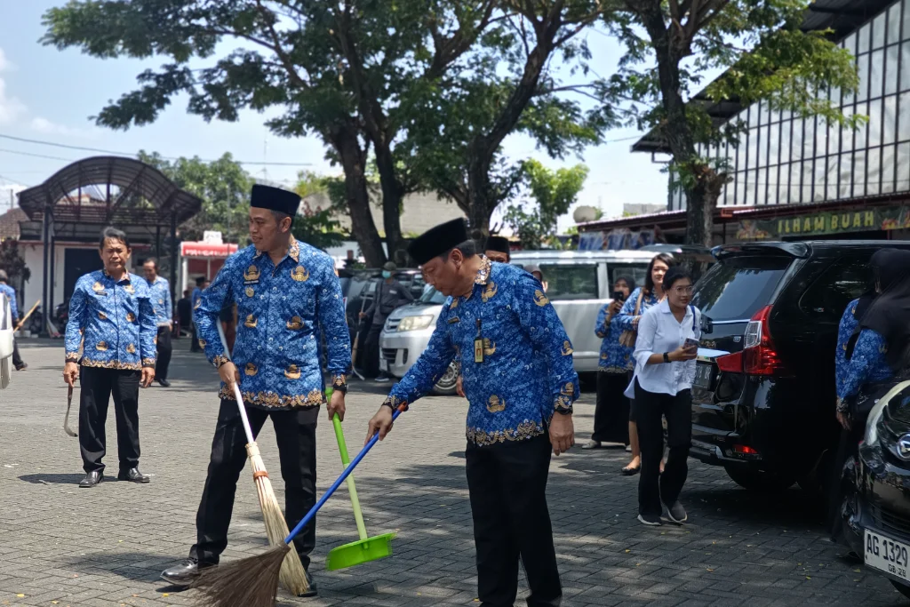 Walikota Blitar Pimpin Gerakan Bersih Kota, Libatkan ASN Rancang Masa Depan