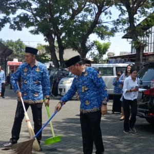 Walikota Blitar Pimpin Gerakan Bersih Kota, Libatkan ASN Rancang Masa Depan