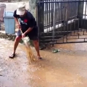 Warga Desa Lubuk Gio Krisis Air Bersih Pasca Banjir Melanda Warga Desa Lubuk Gio Krisis Air Bersih Pasca Banjir Melanda
