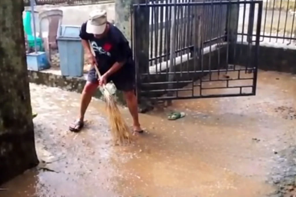 Warga Desa Lubuk Gio Krisis Air Bersih Pasca Banjir Melanda