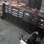 Aksi Cabul di Tangga Masjid Al-Isa Pagar Dewa Terekam CCTV, Warga Buru Pelaku