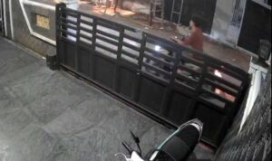 Aksi Cabul di Tangga Masjid Al-Isa Pagar Dewa Terekam CCTV, Warga Buru Pelaku