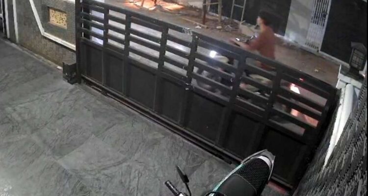 Aksi Cabul di Tangga Masjid Al-Isa Pagar Dewa Terekam CCTV, Warga Buru Pelaku