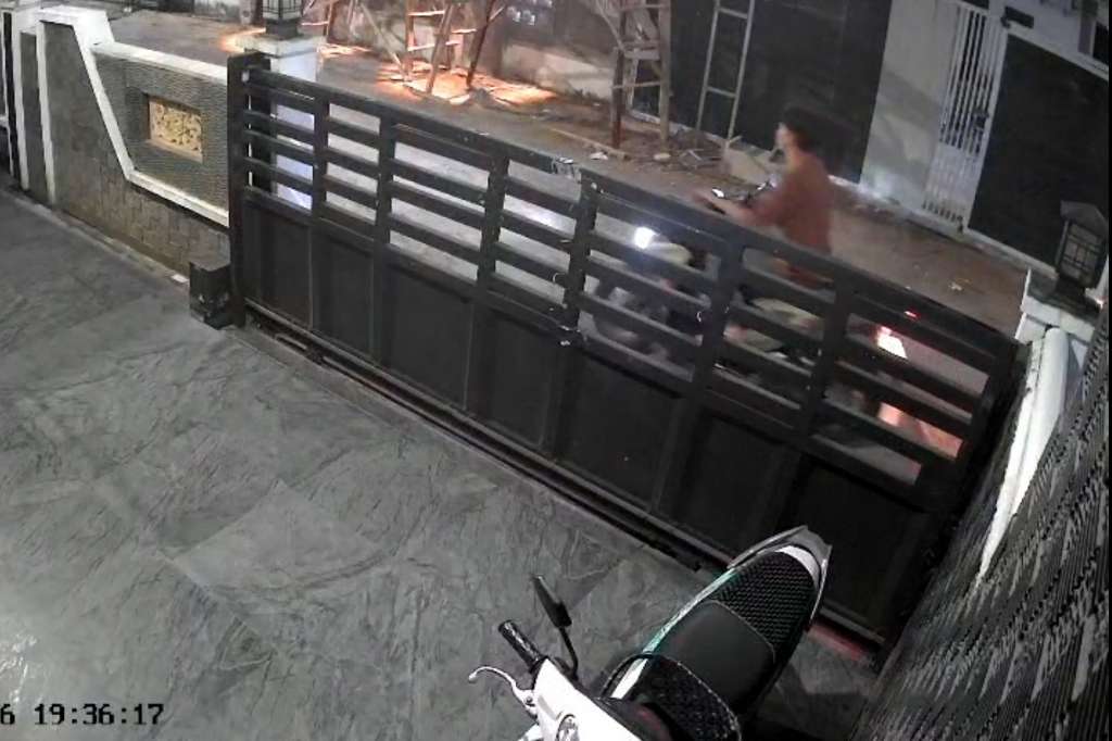 Aksi Cabul di Tangga Masjid Al-Isa Pagar Dewa Terekam CCTV, Warga Buru Pelaku