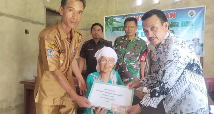 BLT DD Talang Baru II Cair, Camat Topos Tekankan Disiplin Perangkat Desa
