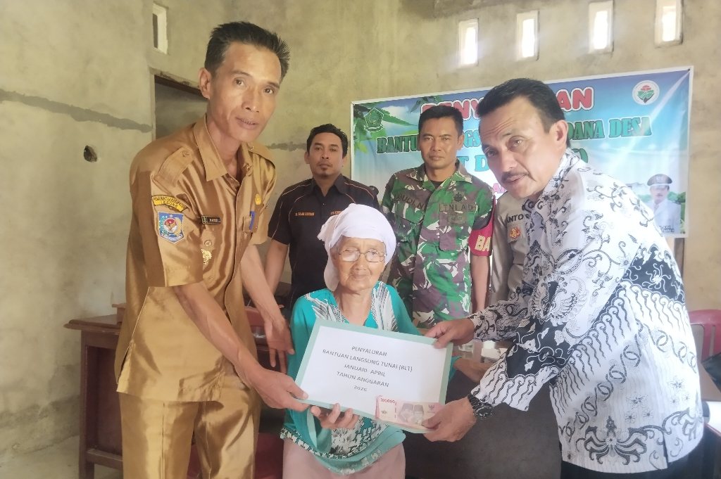 BLT DD Talang Baru II Cair, Camat Topos Tekankan Disiplin Perangkat Desa