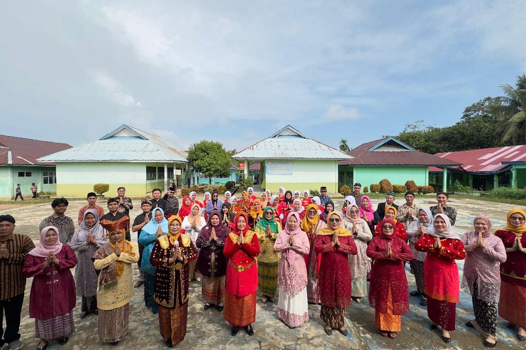 Balutan Adat Nusantara SMPN 5 Seluma Hidupkan Nilai Luhur di Hardiknas 2026