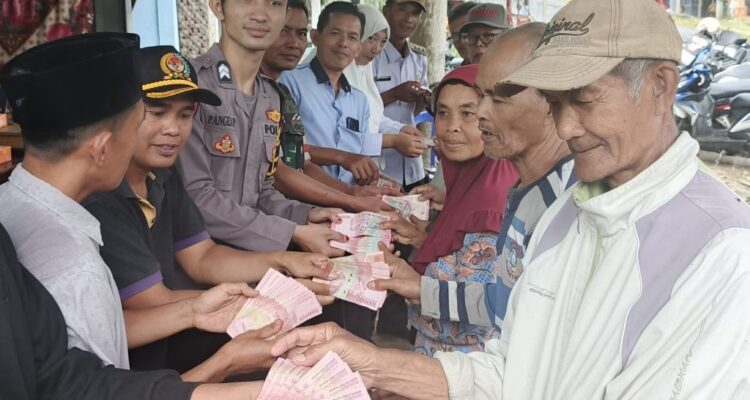 Delapan KPM Talang Donok Terima BLT Dana Desa Lima Bulan Delapan KPM Talang Donok Terima BLT Dana Desa Lima Bulan