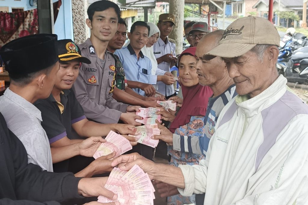 Delapan KPM Talang Donok Terima BLT Dana Desa Lima Bulan