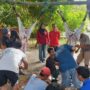 Kades Gaprang Asharul Fahruda (kaos warna)dan Drh Ovi Prudenta usai monitoring hewan qurban